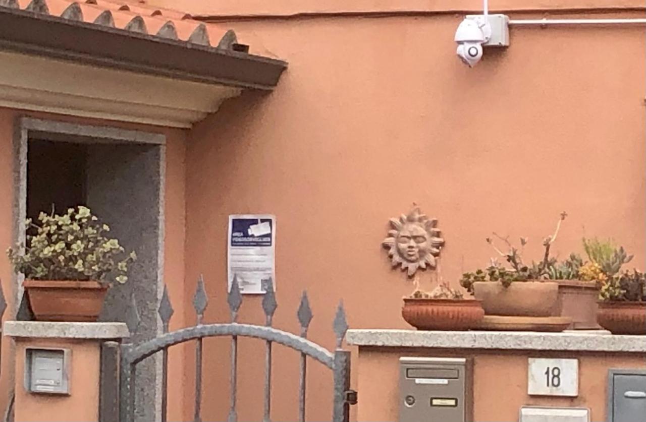 Presso La Maison De Gioel Usufruirai Di Un Appartamento Indipendente Dotato Di Uso Cucina E Lavatrice Arredato In Maniera Funzionale Situato In Ottima Posizione Vicino A Supermercati Caffetterie Pasticcerie Bar Pizzerie E Tanti Altri Servizi Olbia Exteriör bild
